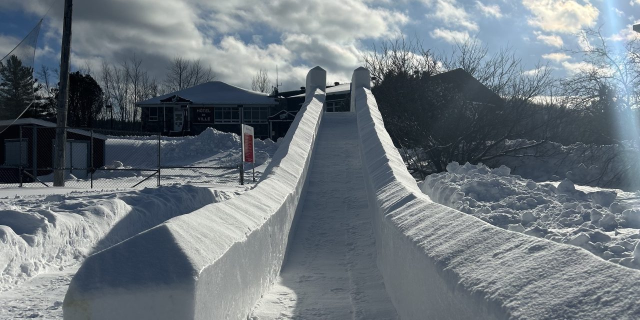 Venez jouer dehors ! Notre glissade est prête et est située sur le terrain de l’hôtel de ville !