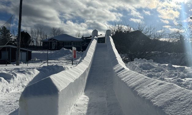 Venez jouer dehors ! Notre glissade est prête et est située sur le terrain de l’hôtel de ville !